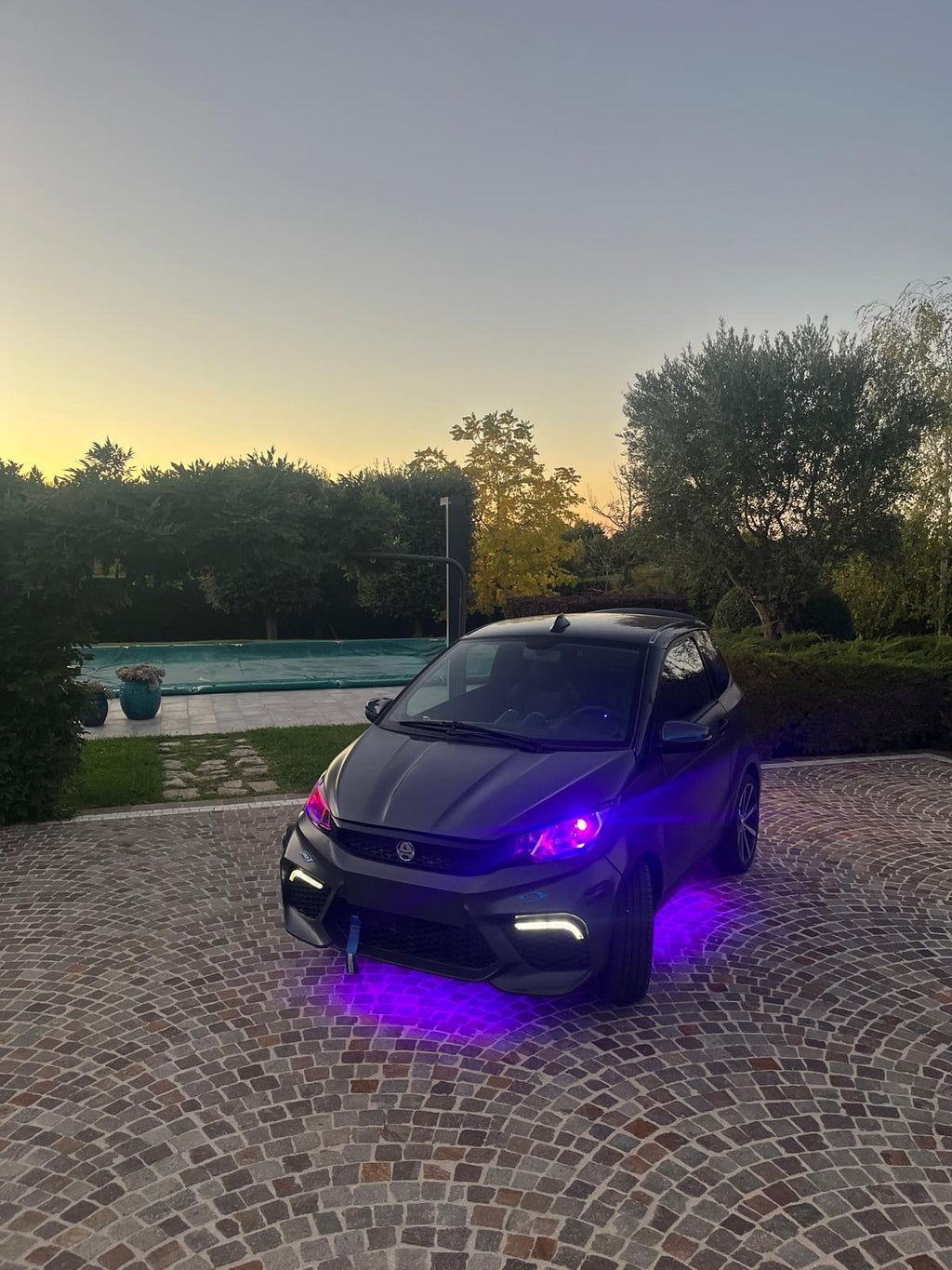 2x Lampadina Stile "Angel Eyes" MotoLed H4 LED Bianco-Viola per Aixam 50 (2018-2023) - Luci Moderni e Ad Alta Prestazione