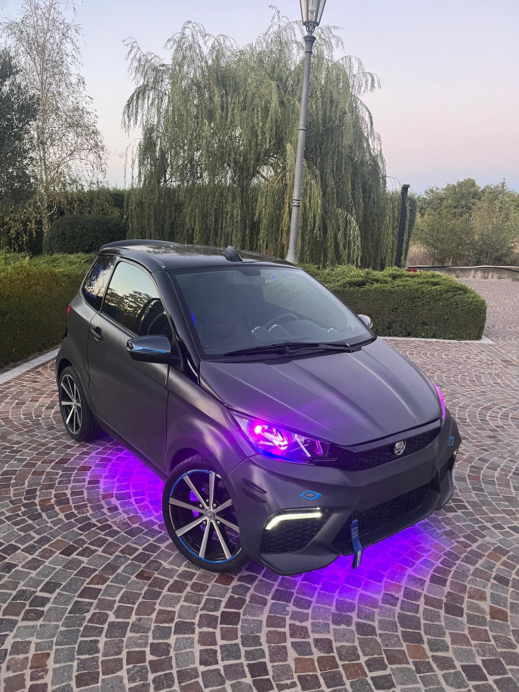 2x Lampadina Stile "Angel Eyes" MotoLed H4 LED Bianco-Viola per Aixam 50 (2018-2023) - Luci Moderni e Ad Alta Prestazione
