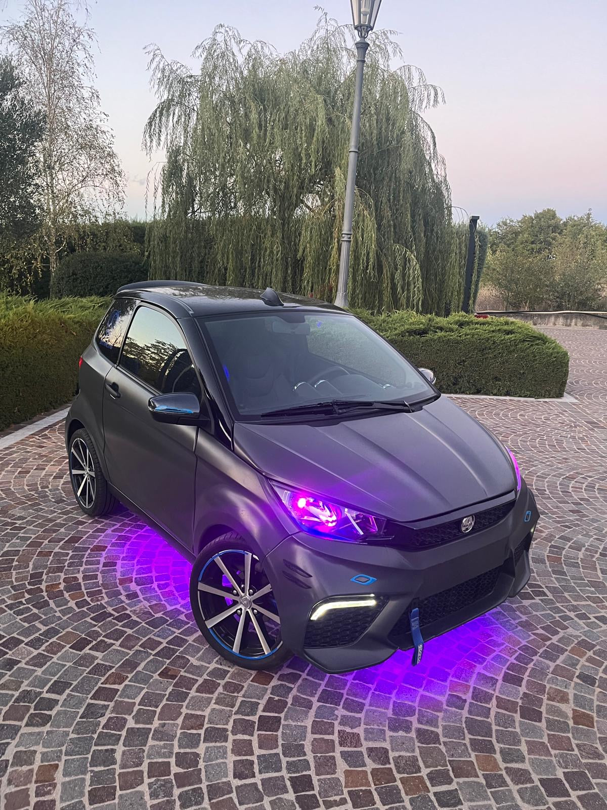 2x Lampadina Stile "Angel Eyes" MotoLed H4 LED Bianco-Viola per Aixam 50 (2018-2023) - Luci Moderni e Ad Alta Prestazione