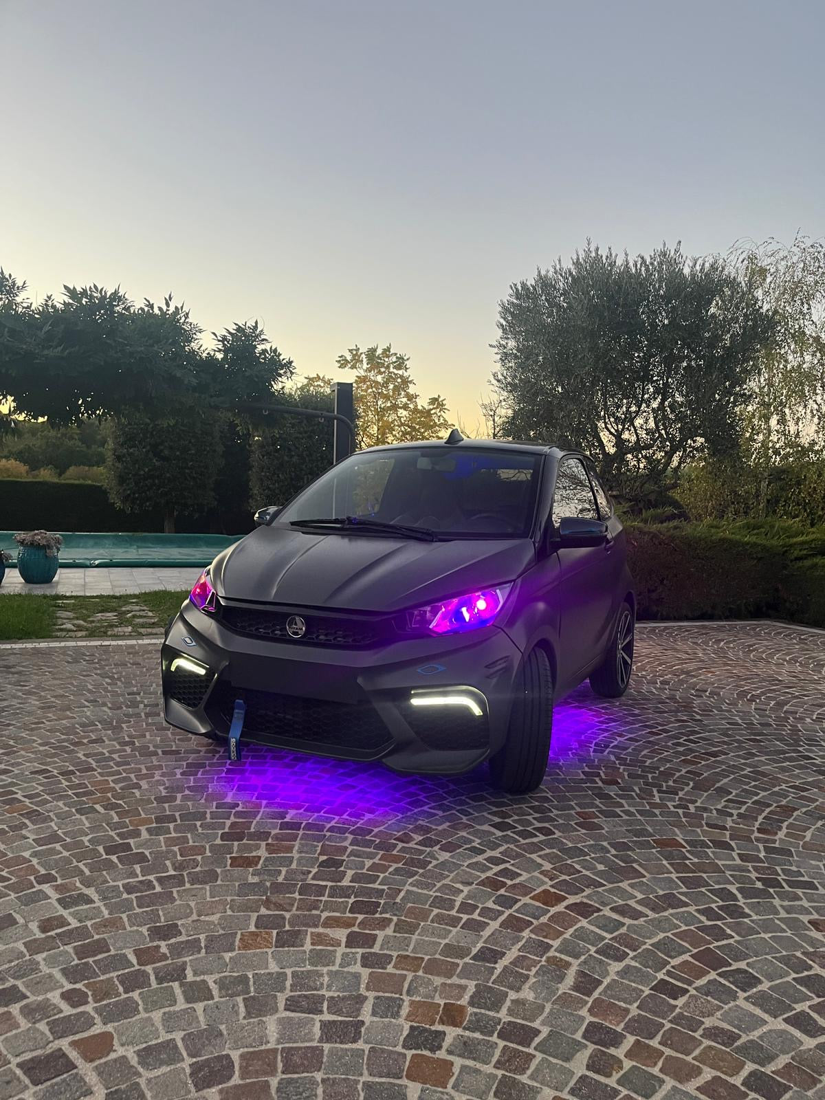 2x Lampadina Stile "Angel Eyes" MotoLed H4 LED Bianco-Viola per Aixam 50 (2018-2023) - Luci Moderni e Ad Alta Prestazione